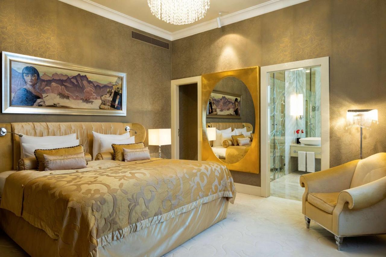 Grand Hotel Kempinski High Tatras Strbske Pleso Bagian luar foto A bedroom at the hotel