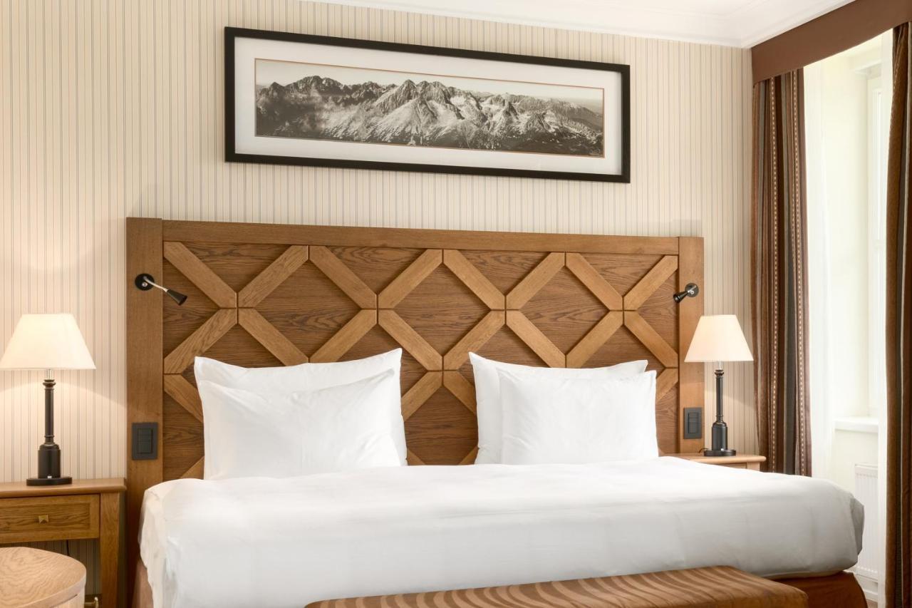 Grand Hotel Kempinski High Tatras Strbske Pleso Bagian luar foto A bed with a headboard