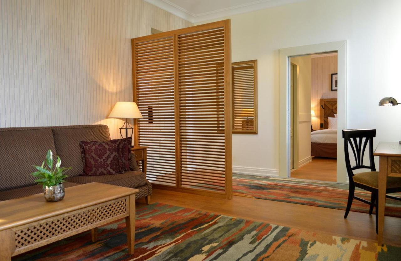 Grand Hotel Kempinski High Tatras Strbske Pleso Bagian luar foto A room at the hotel