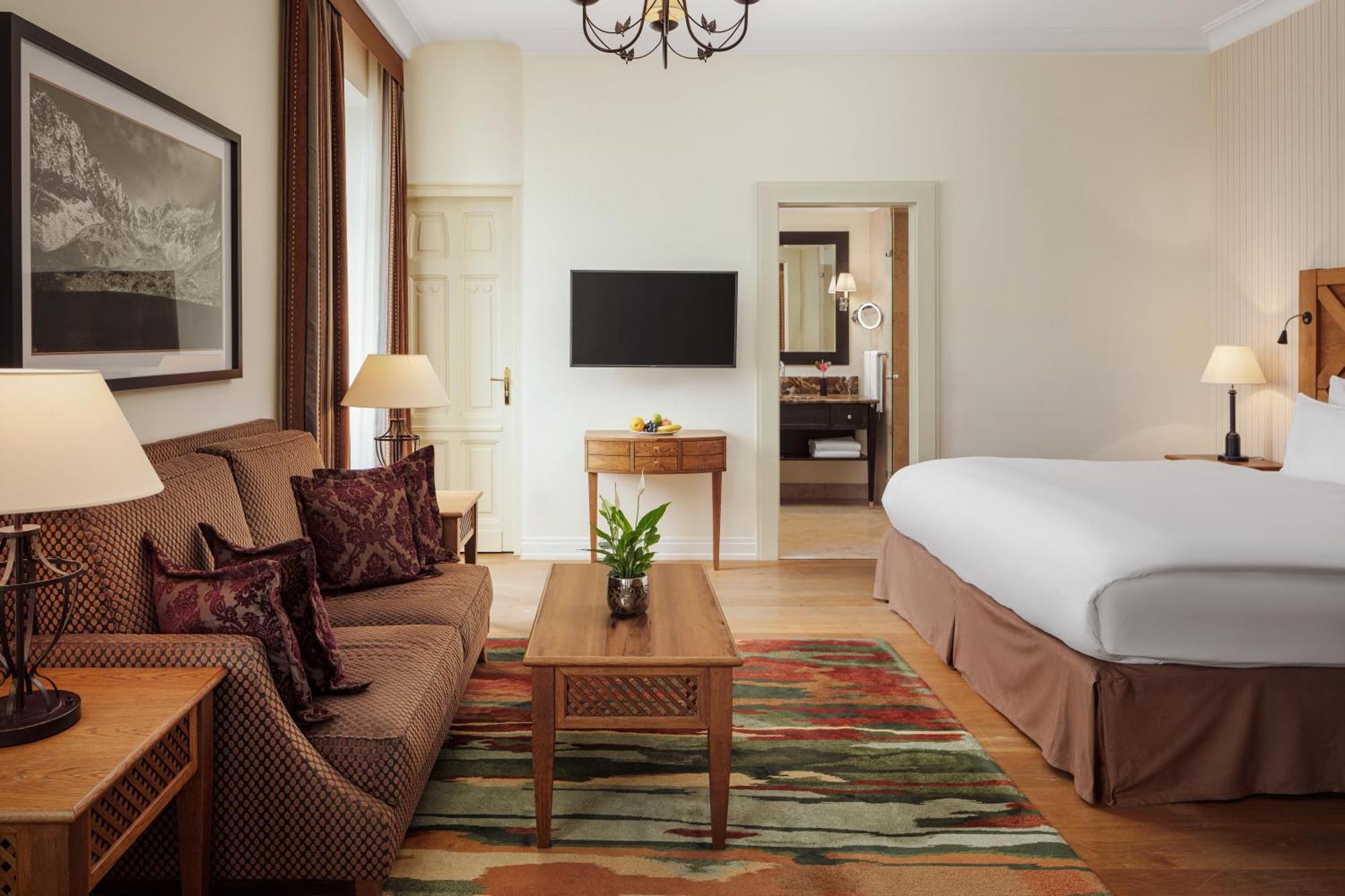 Grand Hotel Kempinski High Tatras Strbske Pleso Bagian luar foto A suite at the hotel