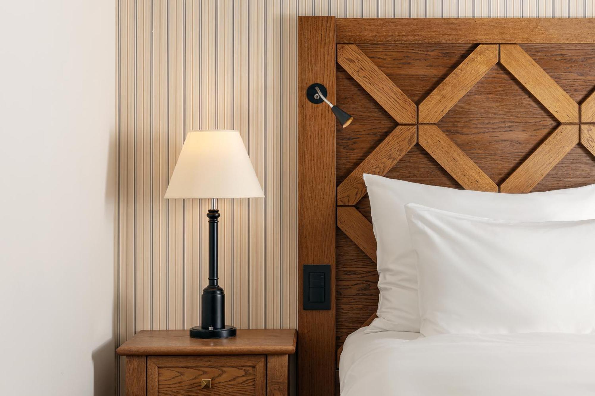 Grand Hotel Kempinski High Tatras Strbske Pleso Bagian luar foto A bedside table with a lamp