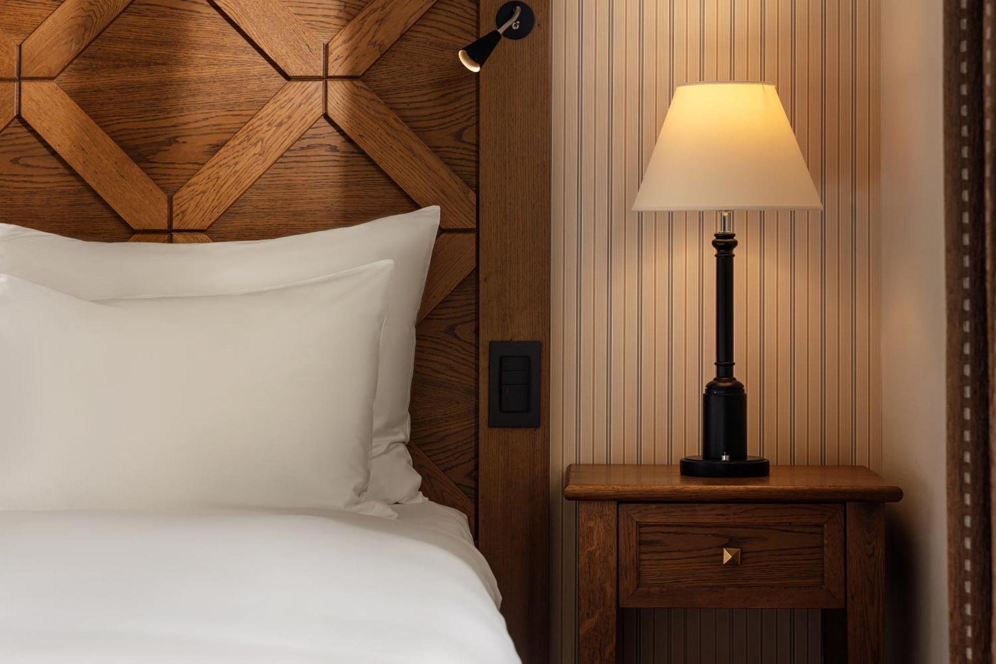 Grand Hotel Kempinski High Tatras Strbske Pleso Bagian luar foto A bedside table