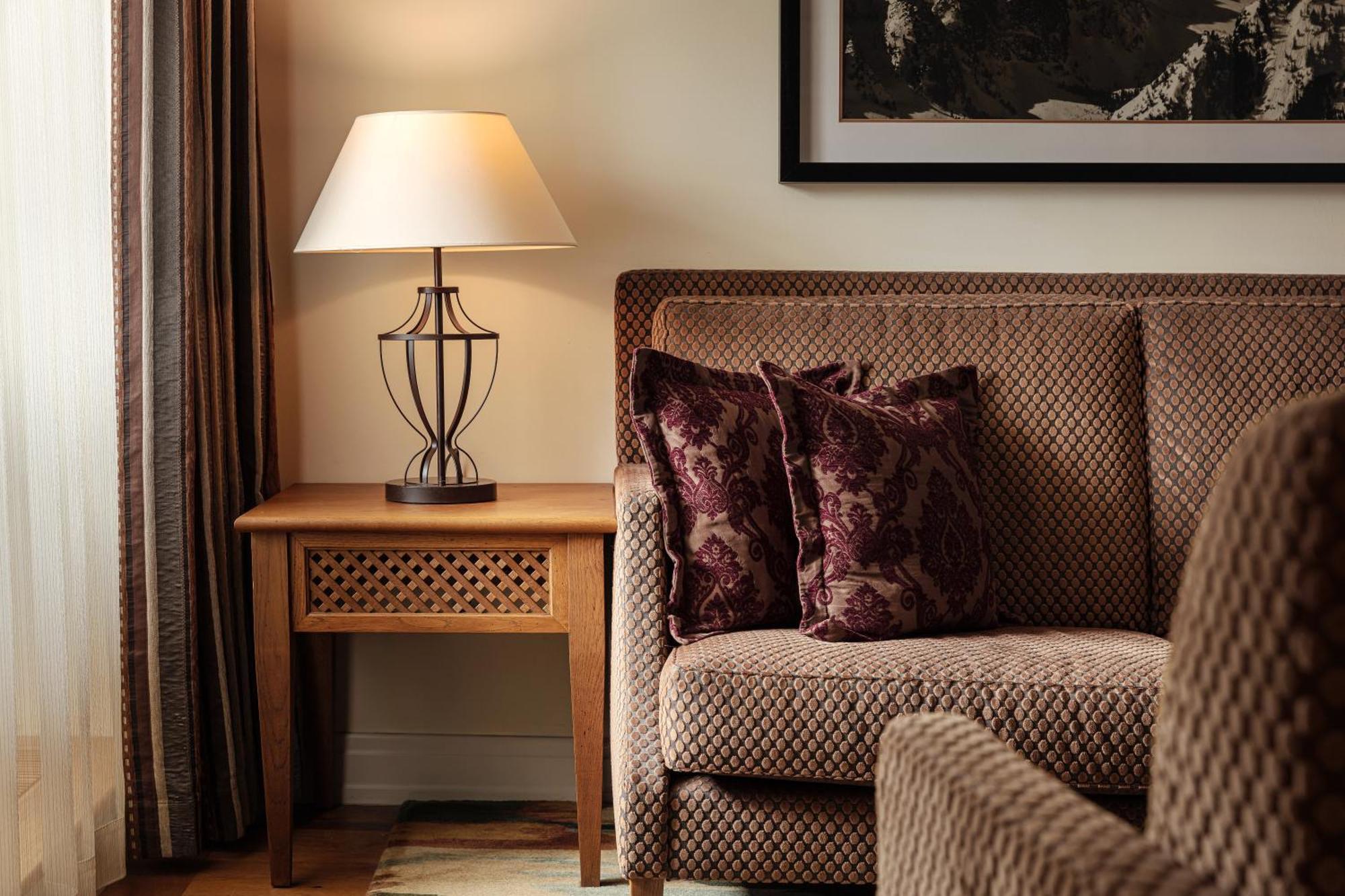 Grand Hotel Kempinski High Tatras Strbske Pleso Bagian luar foto A lamp on a side table