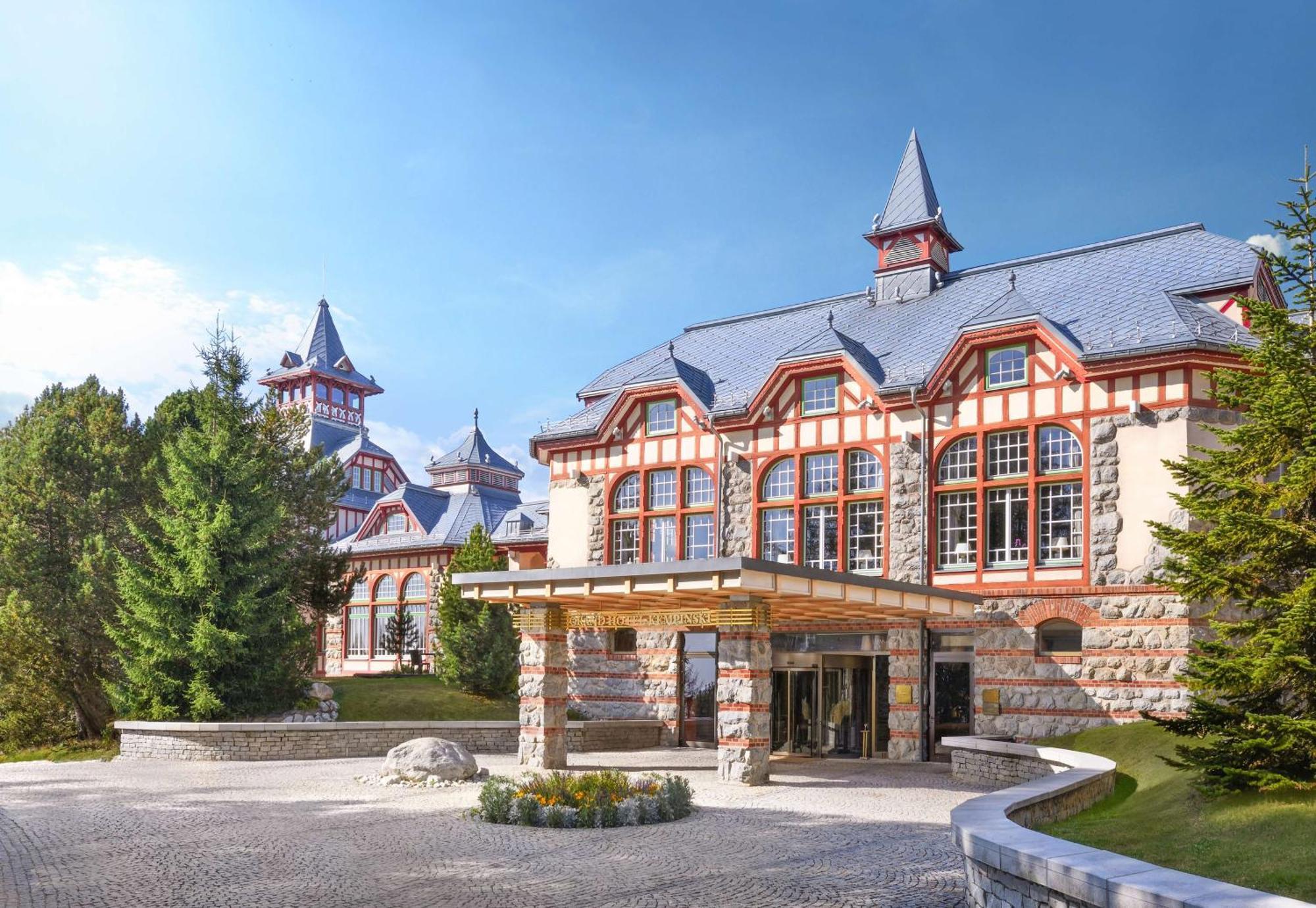 Grand Hotel Kempinski High Tatras Strbske Pleso Bagian luar foto The main entrance of the hotel
