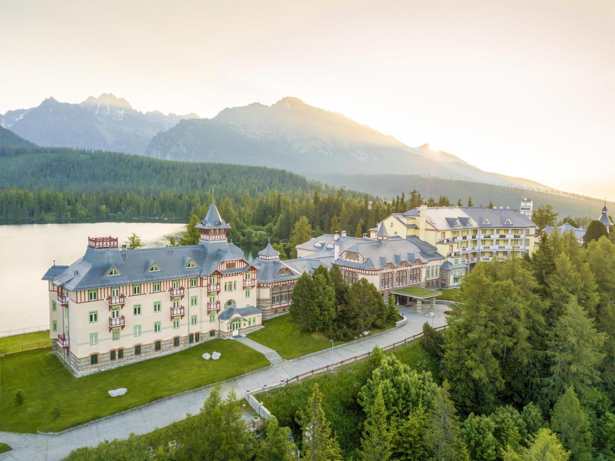 Grand Hotel Kempinski High Tatras Strbske Pleso Bagian luar foto